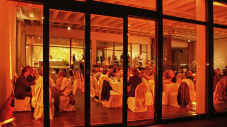 Kunsthallen-Hinterhofansicht mit Beleuchtung im Inneren