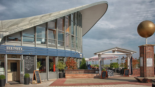 w.Holz Catering - Locations in Rostock - Teepott Haupteingang mit offener Terrasse