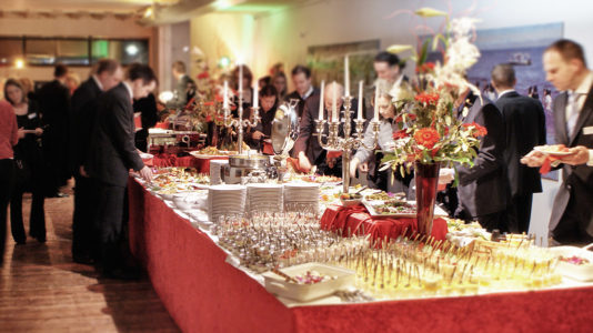 w.Holz Büfett mit Dekoration in den Gängen der Kunsthalle