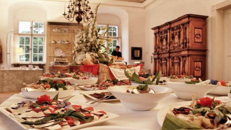 Fertig zubereitete Salatplatten im Musenhof