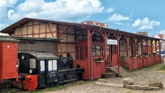 Der berühmte Lokschuppen aus Rostock empfängt seine Gäste.