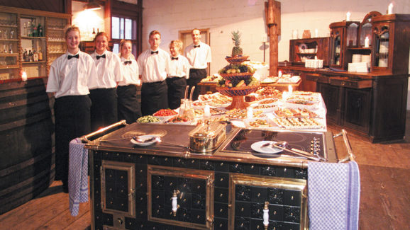 Unser freundliches Lokschuppen-Personal aus Rostock empfängt Sie.