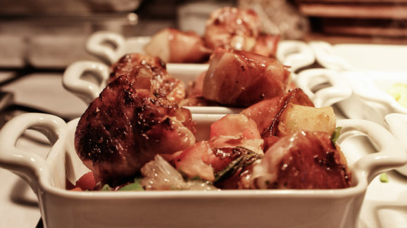 Leckere Sachen werden von w.Holz Catering serviert.